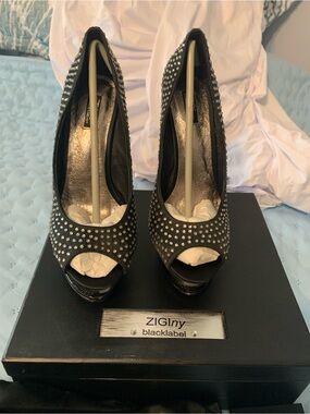 ZIGINY Black rhinestones Studded Peep-Toe Pumps